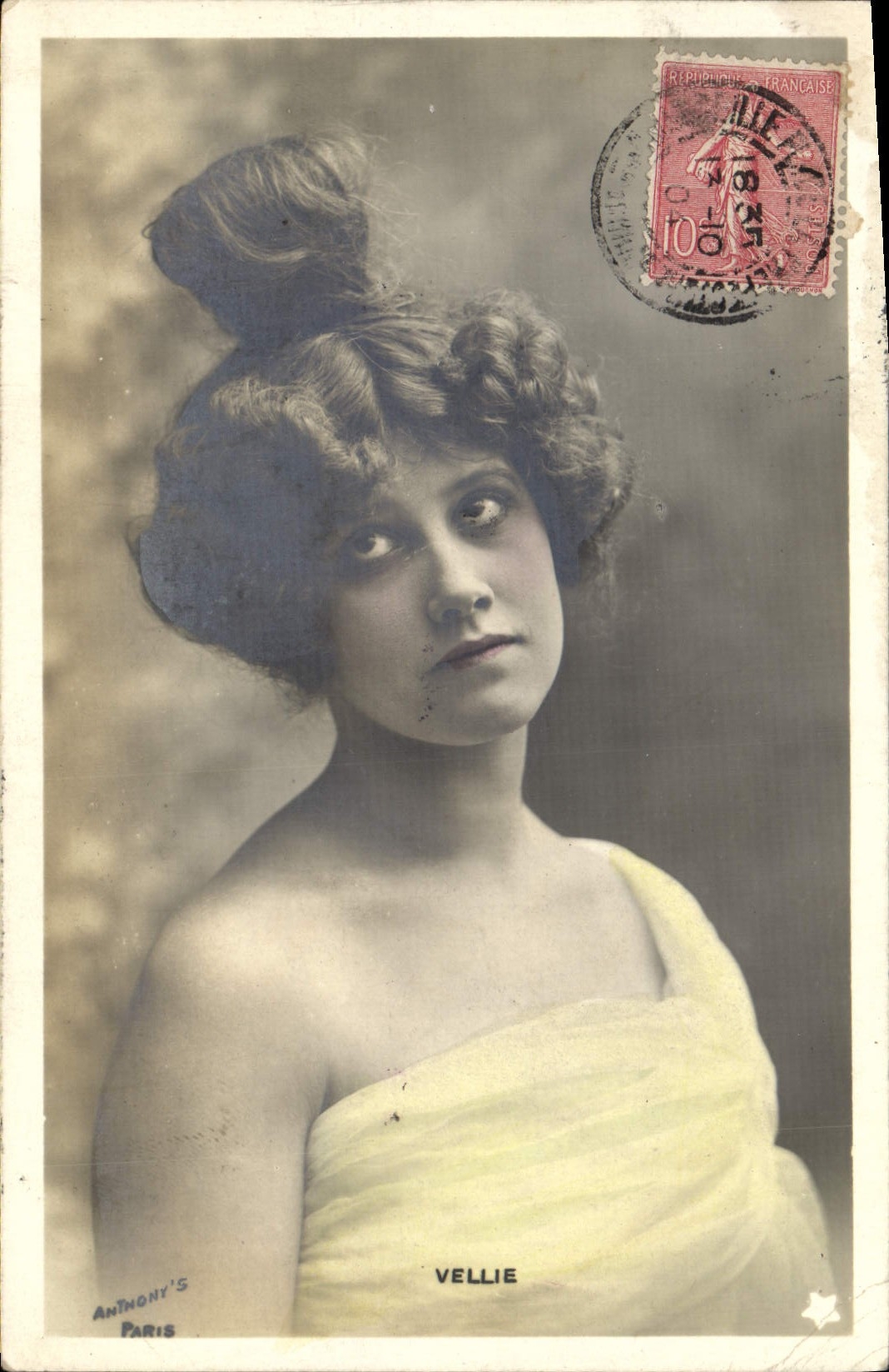 Vellie — Portrait de femme en robe jaune — Antony's Paris