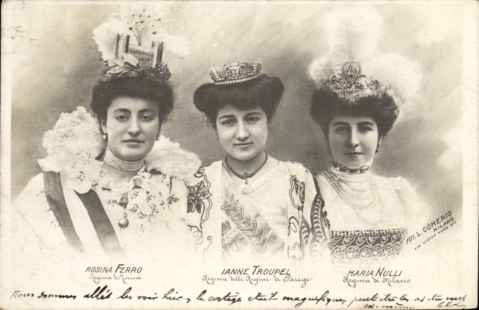 Trois femmes en costumes de reines — Rosina Ferro, Ianne Troupel, Maria Nulli — éditeur L. Comerio, Milan