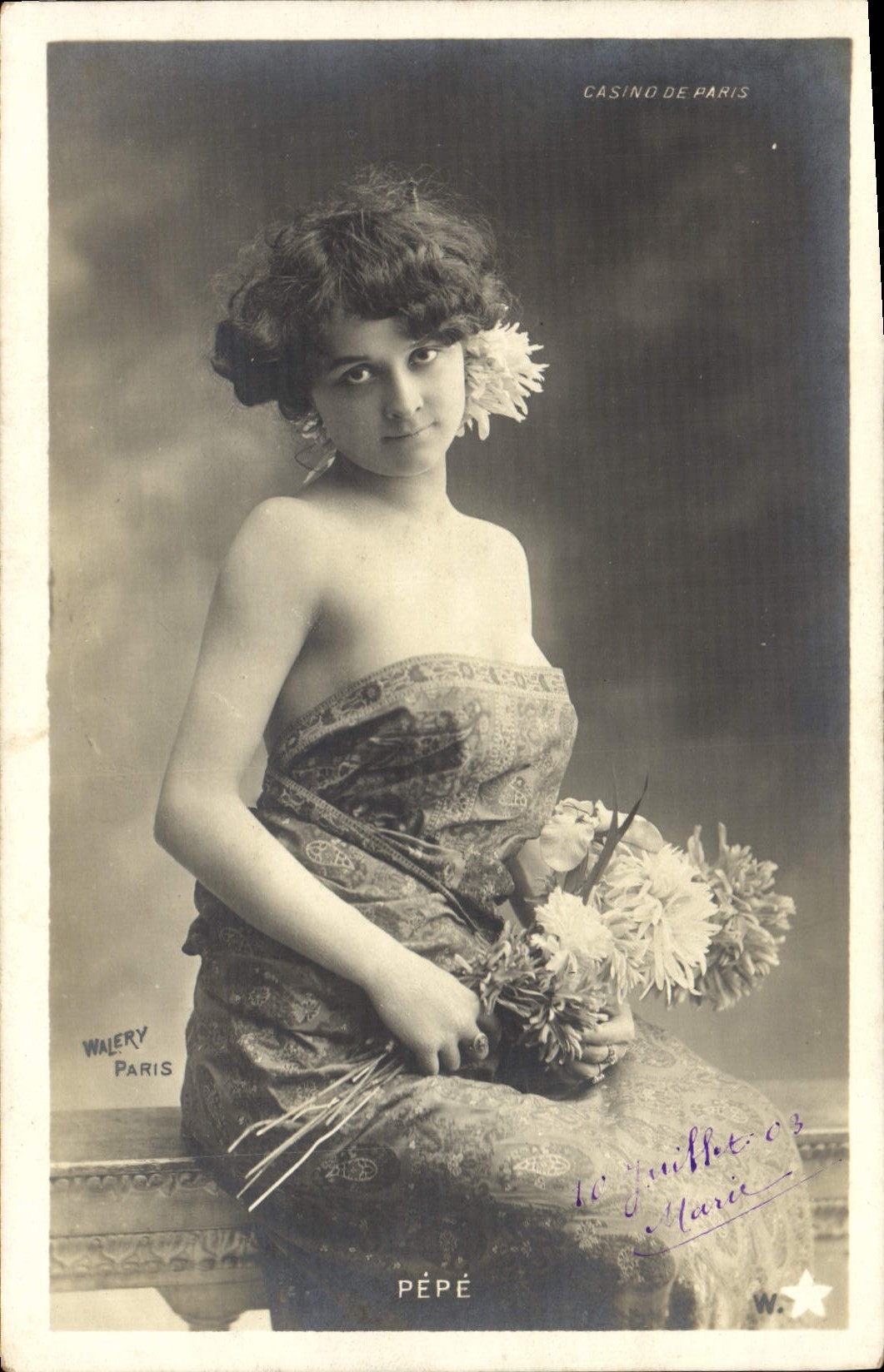 Femme en robe à motifs — Casino de Paris — Walery Paris