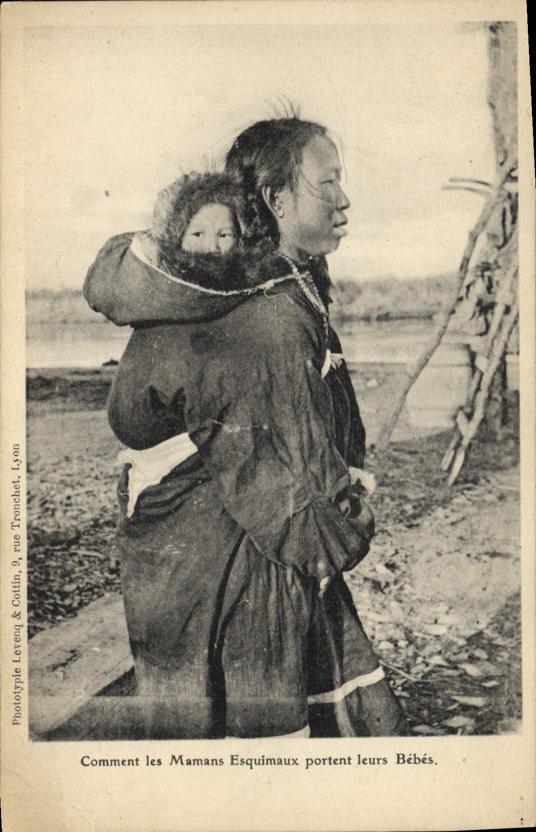 Mamans Esquimaux portant leurs Bébés — Phototypie Lereuq & Cottin, Lyon, rue Tronchet, 9