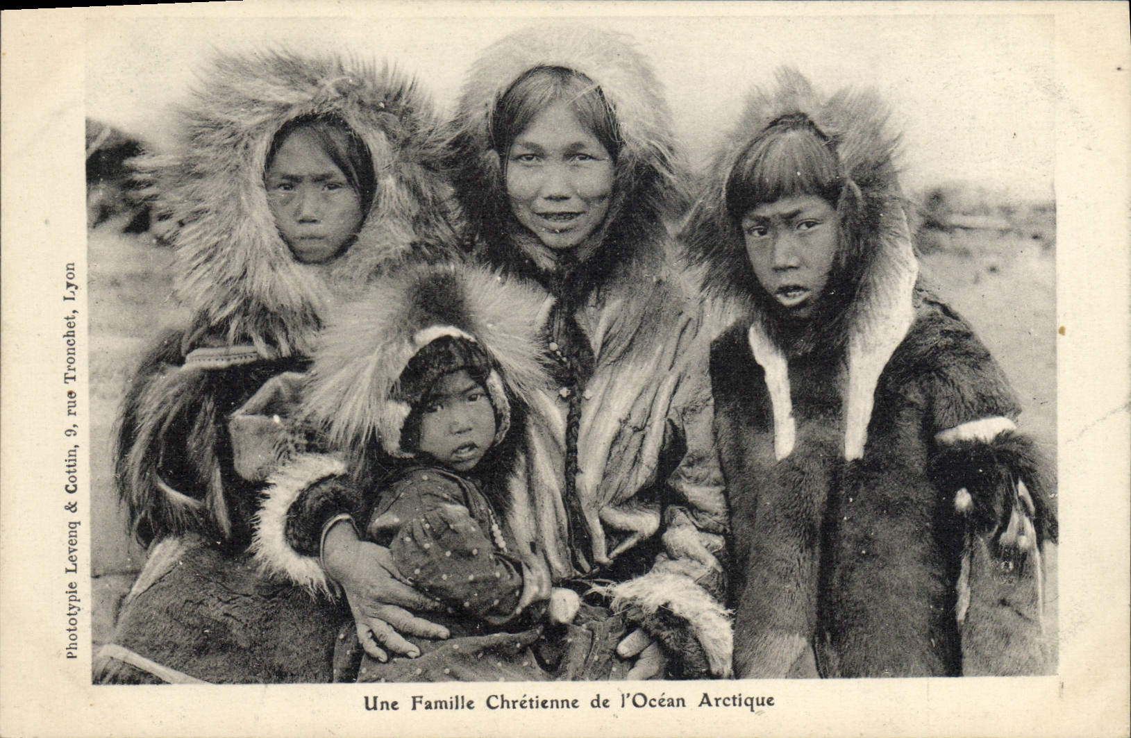 Une Famille Chrétienne de l'Océan Arctique — Phototypie Levenq & Cottin, Lyon, n°9 rue Tronchet
