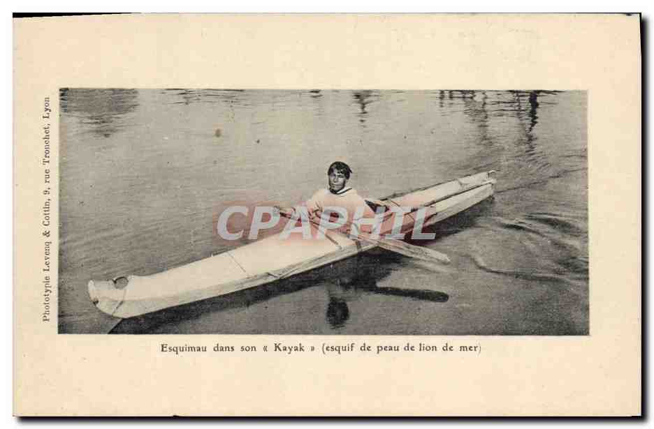 CPA Polaire Esquimau dans son kayak esquif de peau de lion de mer
