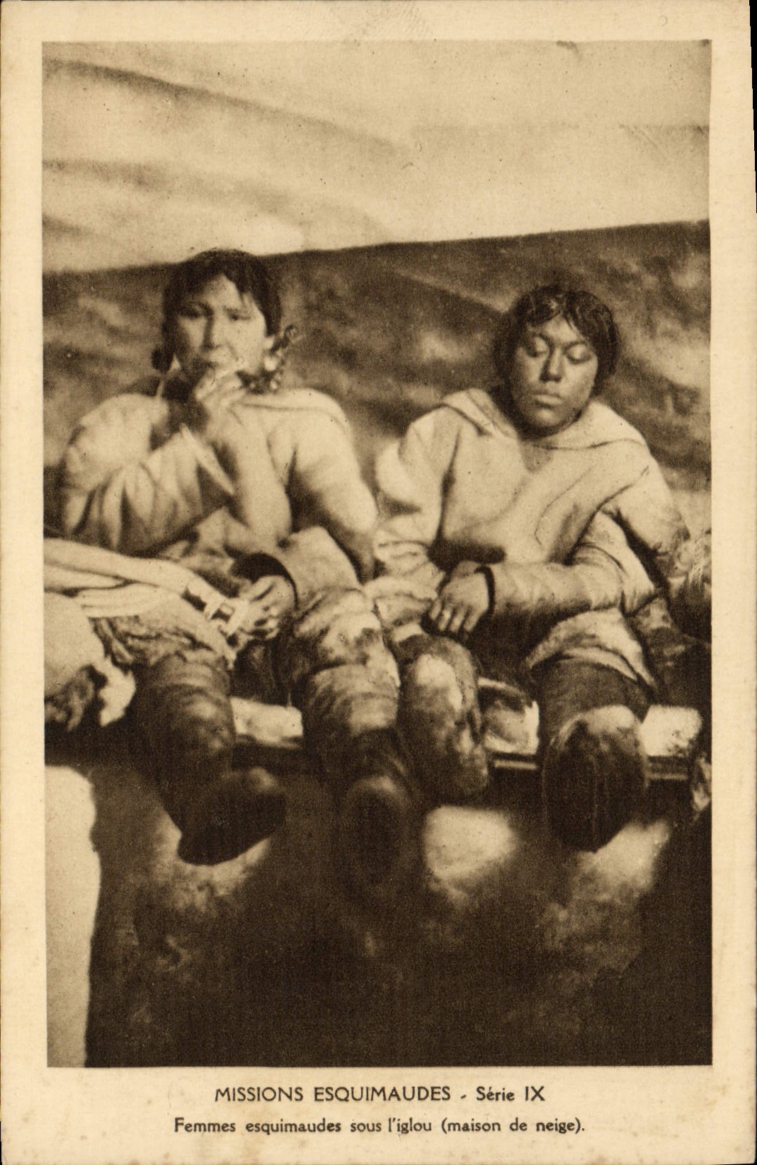 Mujeres inuit bajo el iglú (casa de nieve) — Misiones Inuit - Serie IX