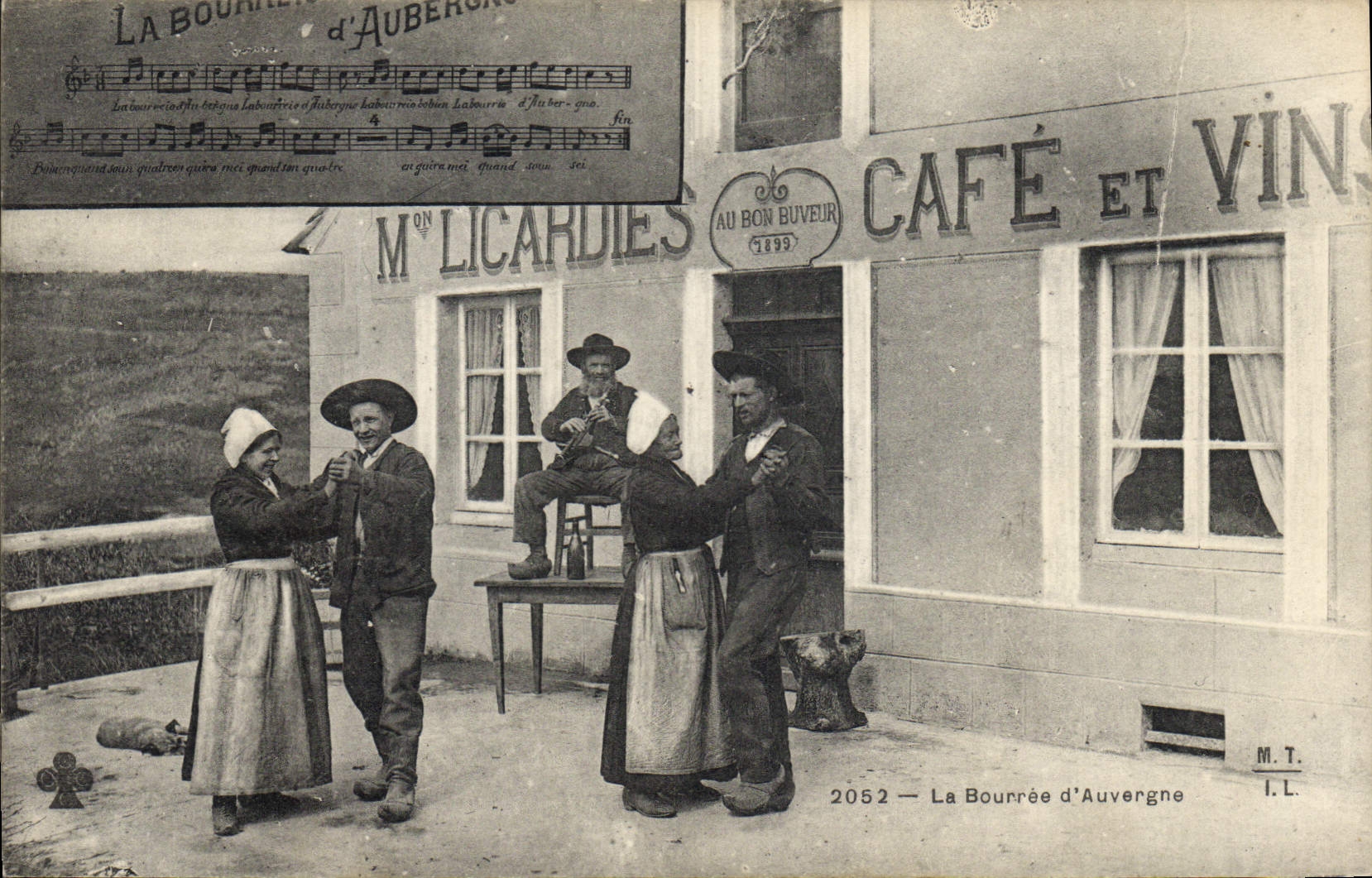 CPA Folklore La Bourree d'Auvergne