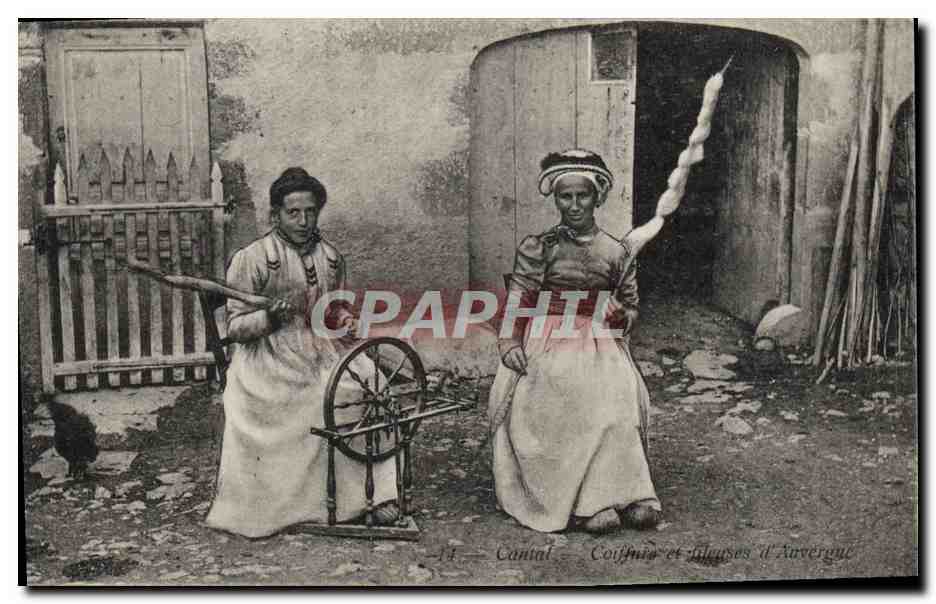CPA Folklore Cantal Coiffure et fileuses d'Auvergne