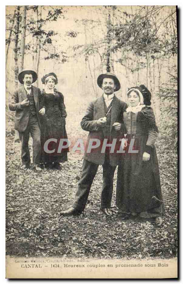 CPA Folklore Cantal Heureux couples en promenade sous bois