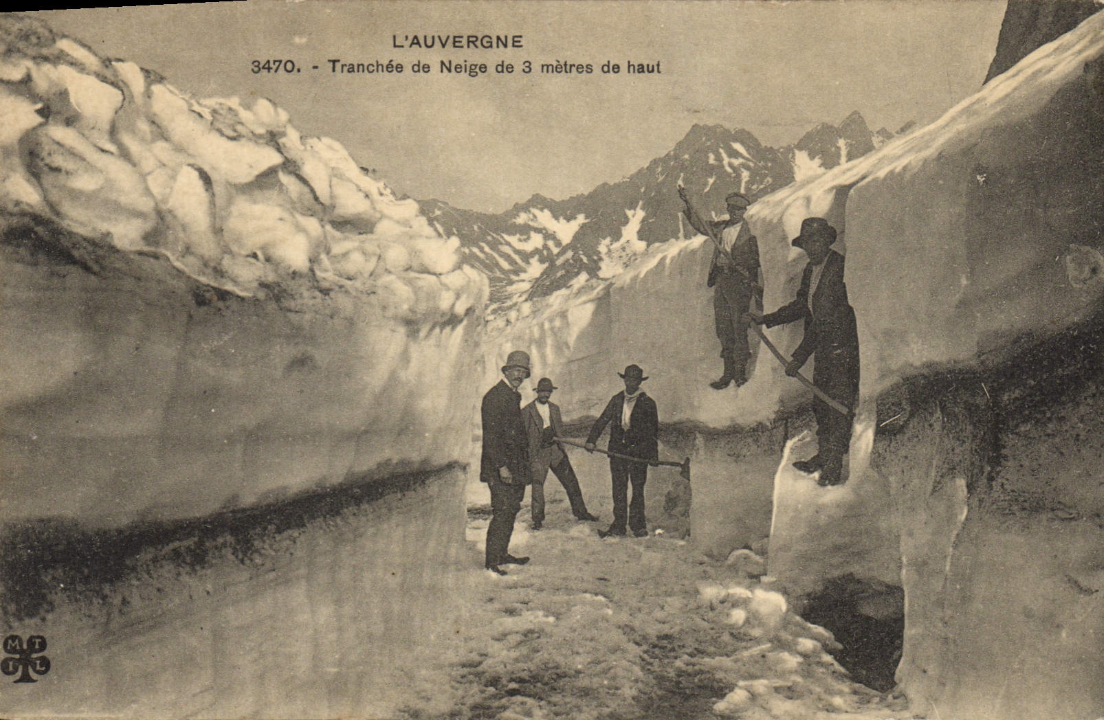 L'Auvergne — Tranchée de neige de 3 mètres de haut — M.T.L. n°3470