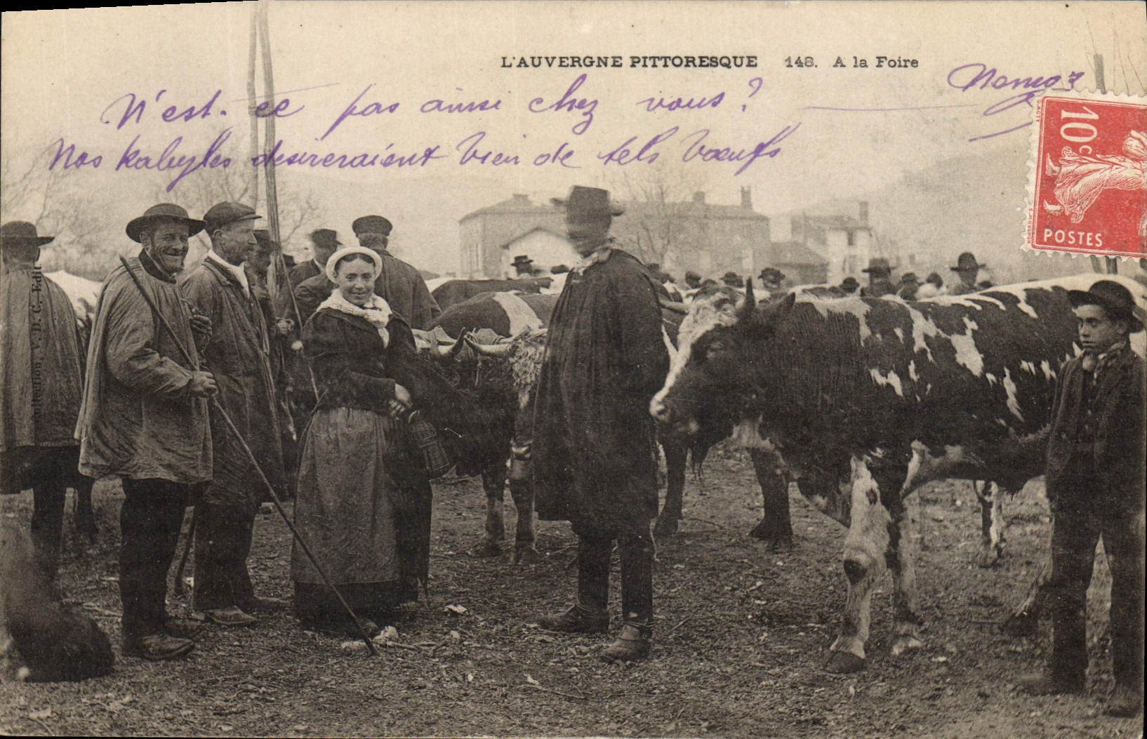CPA Folklore Auvergne A la foire Vaches