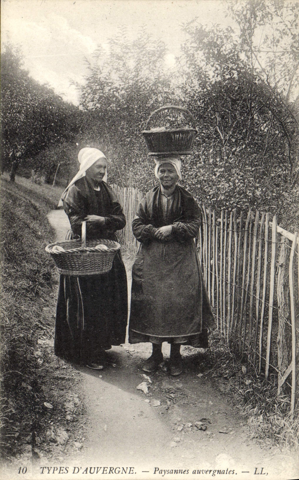 CPA Folklore Auvergne Paysannes Auvergnates