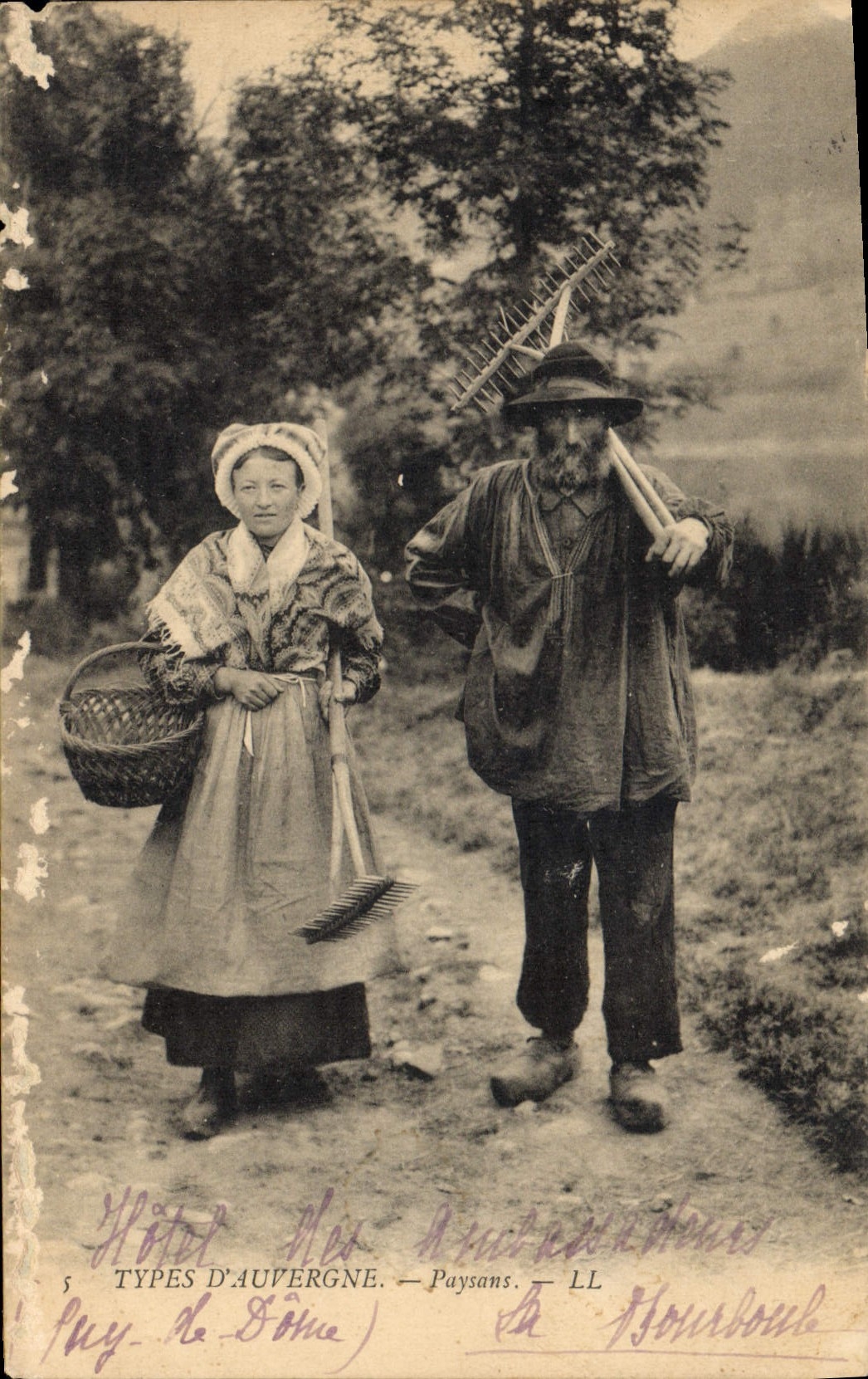 CPA Folklore Auvergne Paysans