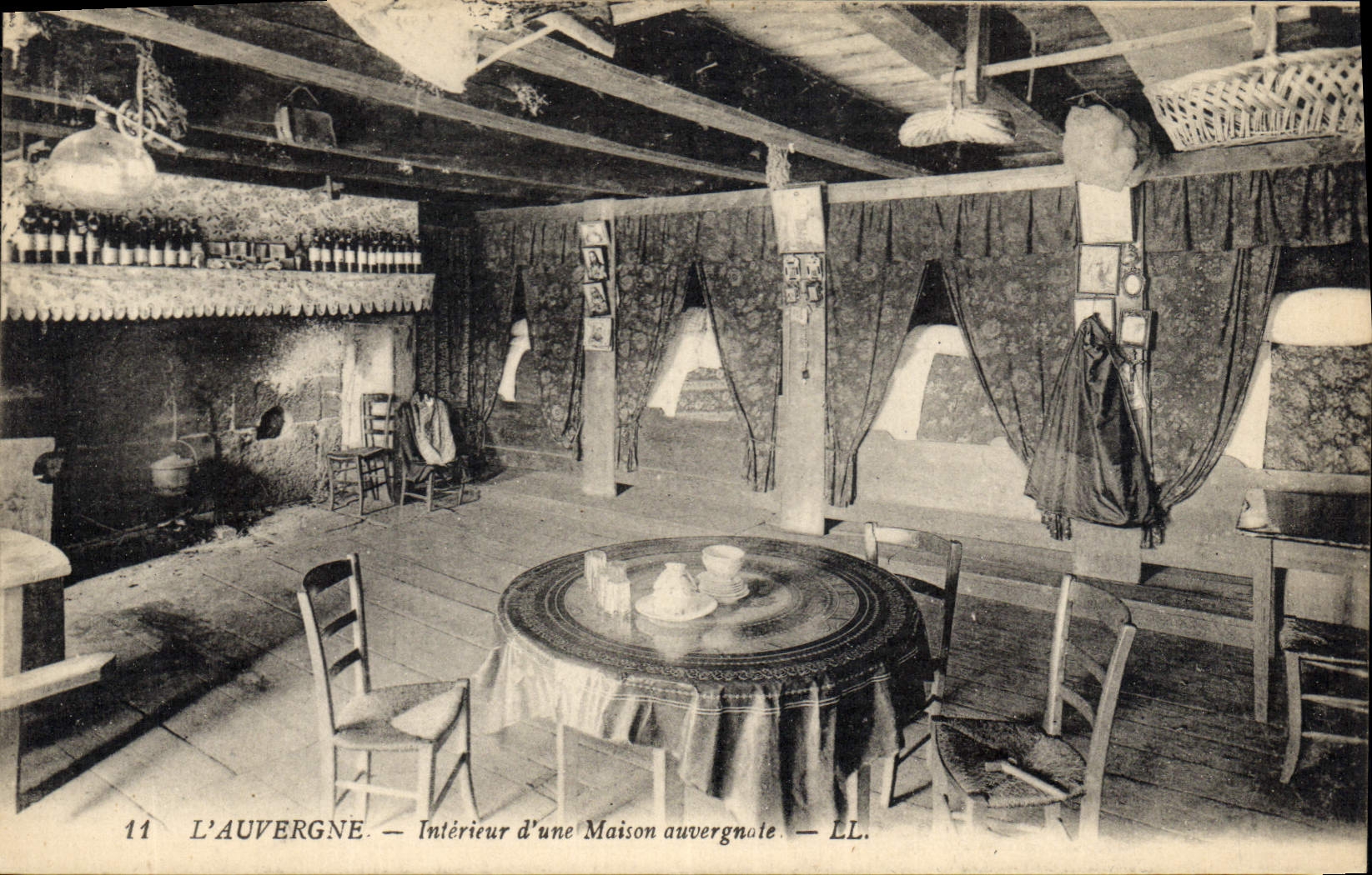 CPA Folklore Auvergne Interieur d'une maison auvergnate