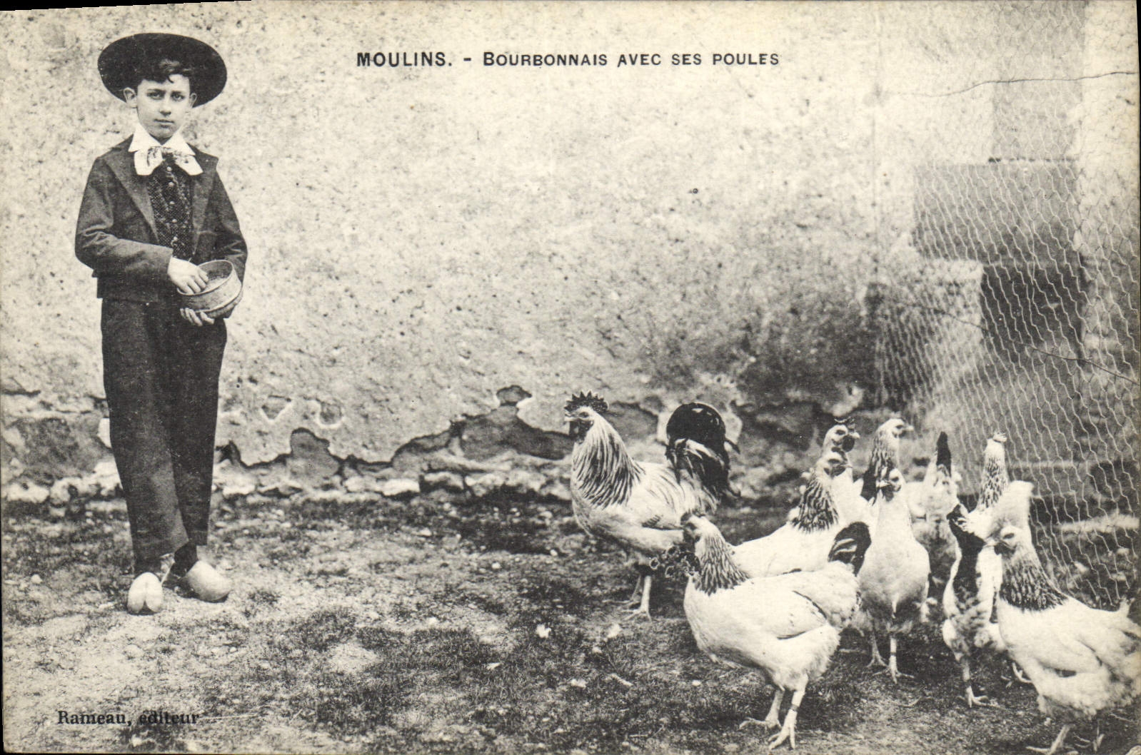 CPA Folklore Auvergne Enfant Bourbonnais avec ses poules