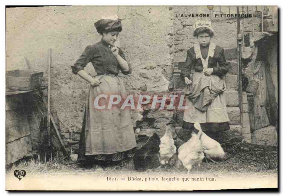 CPA Folklore Auvergne Femmes et poules