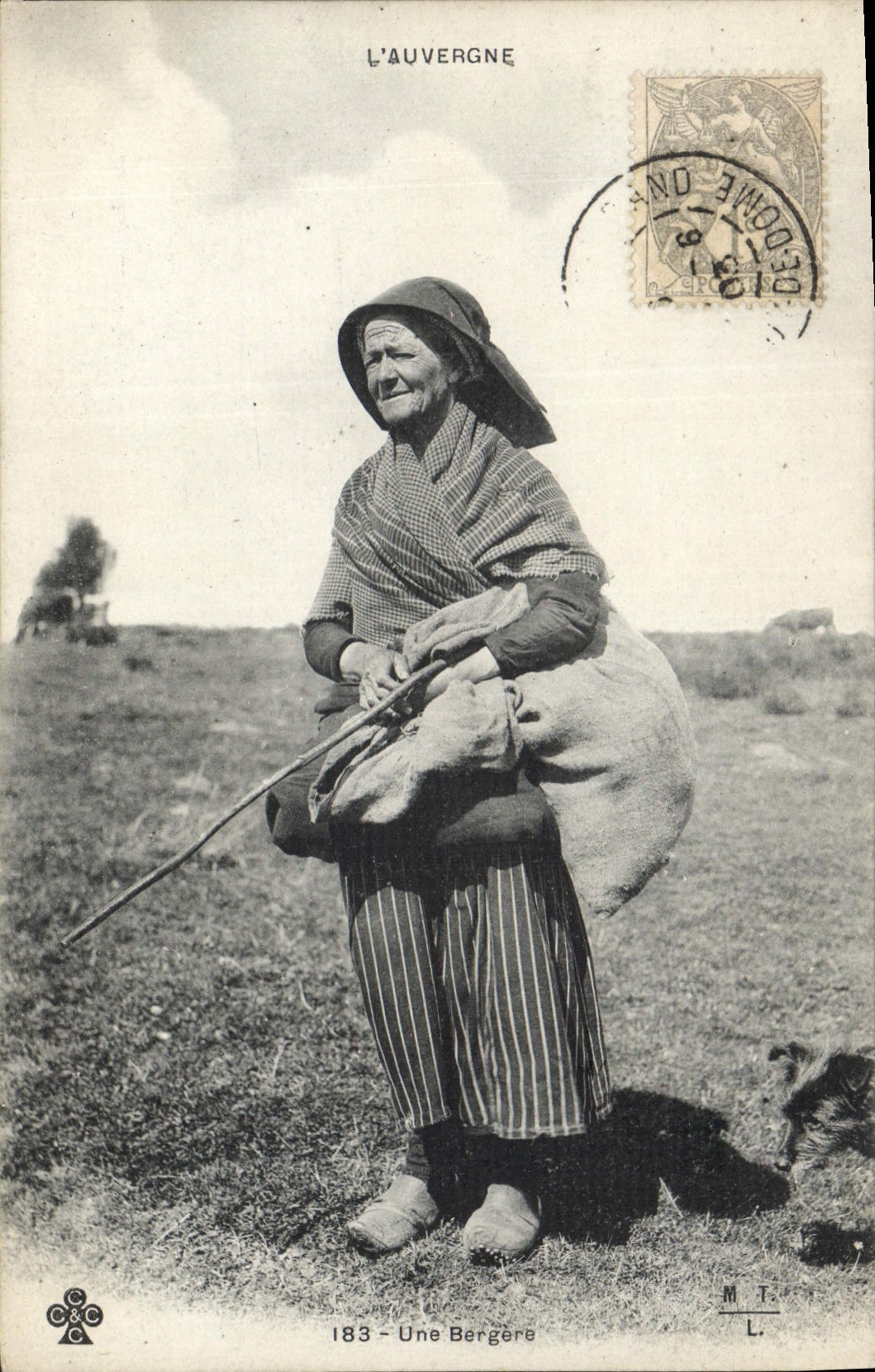 CPA Folklore Auvergne Une bergere