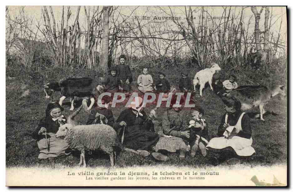CPA Folklore Auvergne La Viella gardou la djeuna la tchebra et le moutu Chevre Mouton