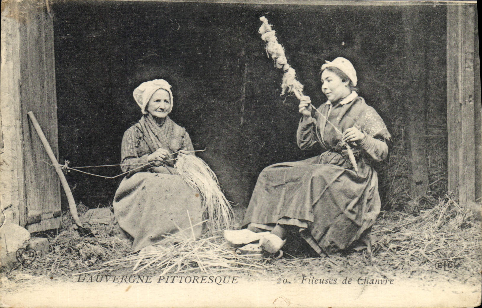 CPA Folklore Auvergne Fileuses de chanvre