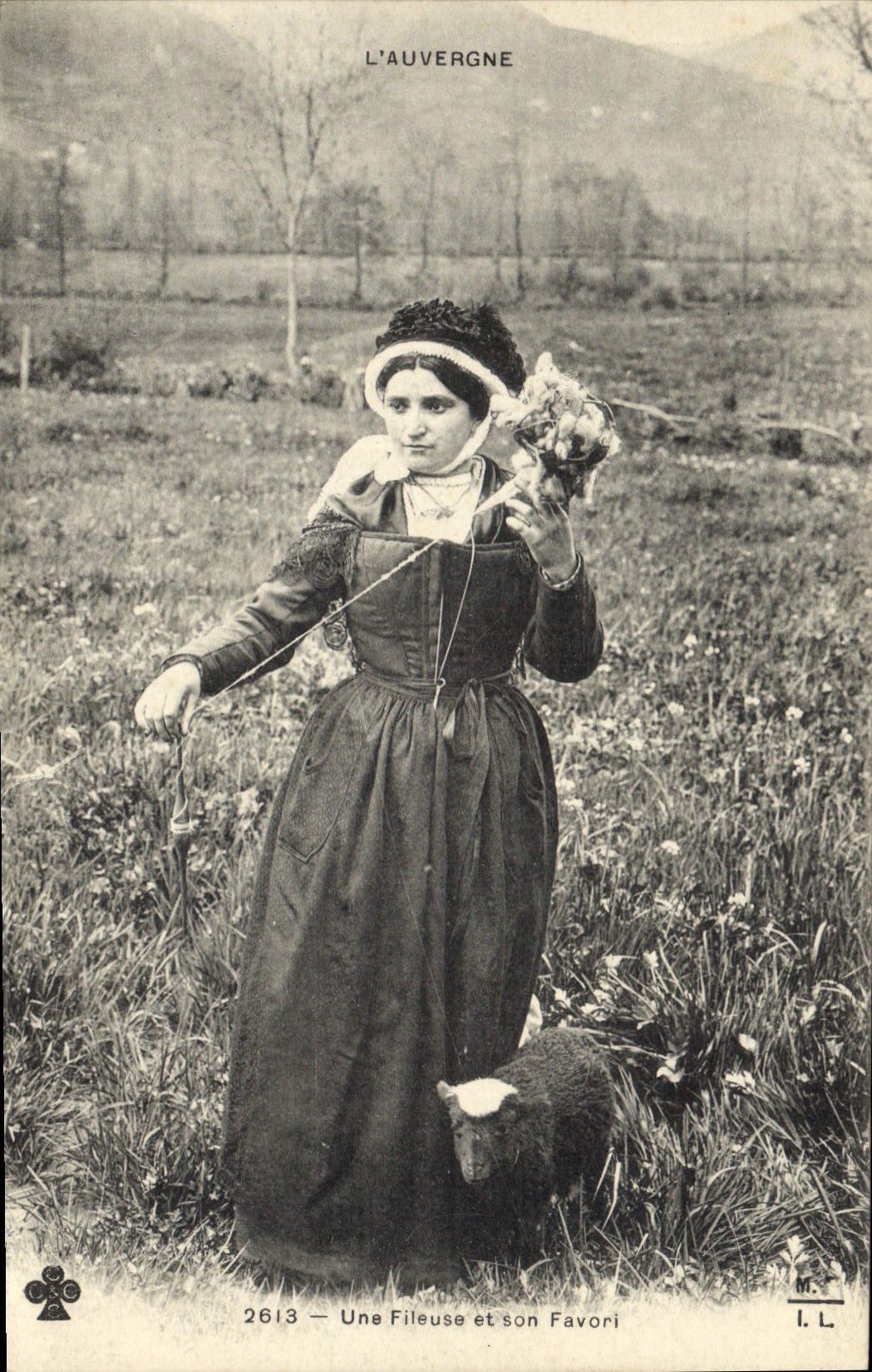 CPA Folklore Auvergne Une fileuse et son favori