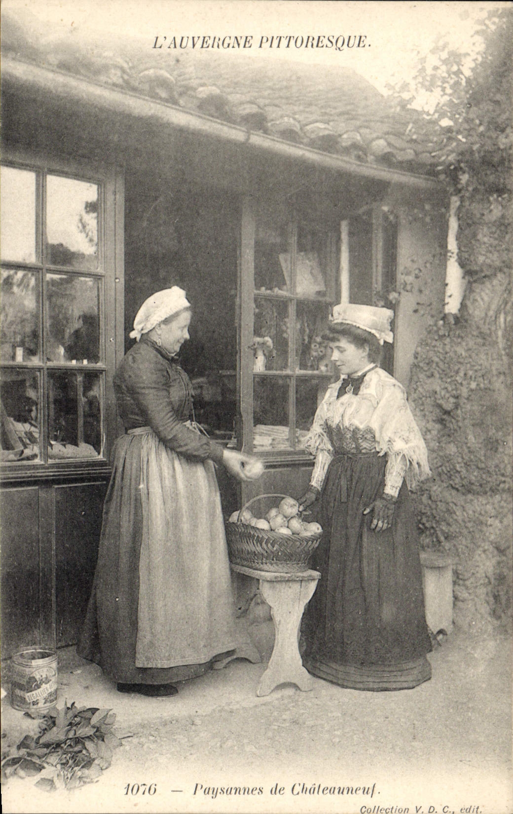 CPA Folklore Auvergne Paysannes de Chateauneuf