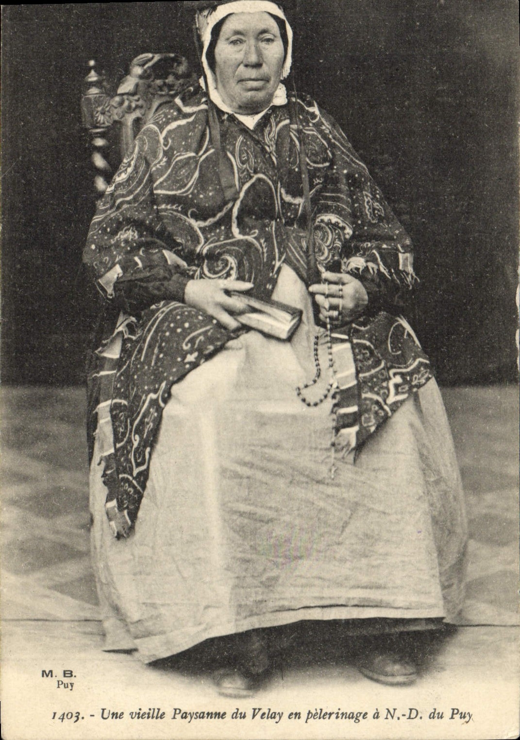 CPA Folklore Auvergne Une vieille paysanne du Velay en pelerinage a Nd du Puy
