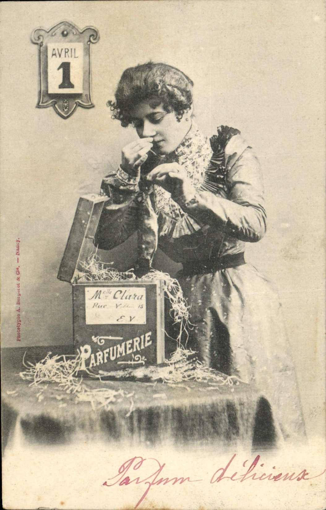 Femme parfumant une boîte — Parfumerie Mlle Clara — Nancy, 1900 environ