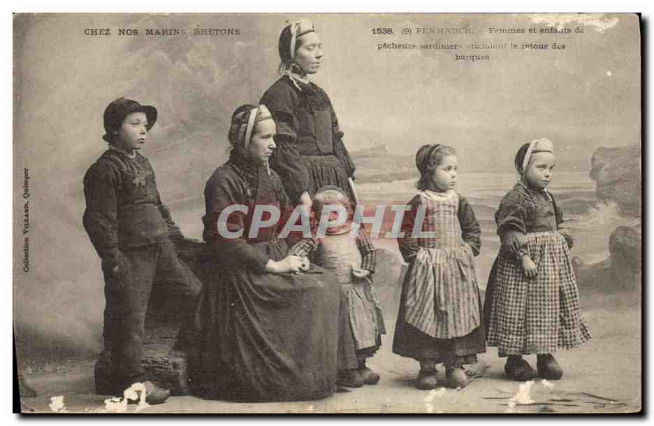 CPA Peche Penmarch Femmes et enfants de pecheurs sardiniers attendant le retour des barques