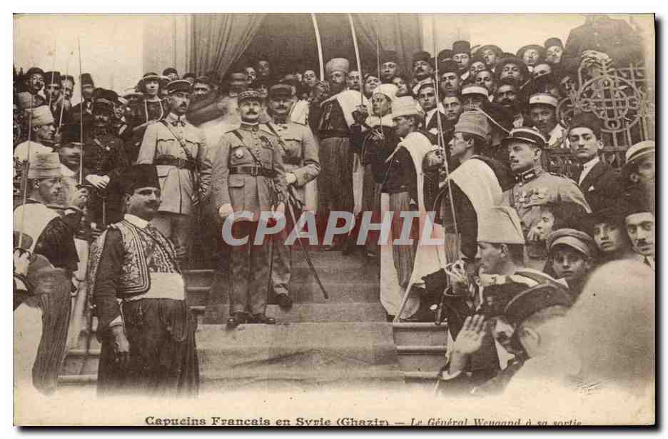 CPA Militaria Capucins Francais en Syrie Ghazir Le general Weygand a sa sortie