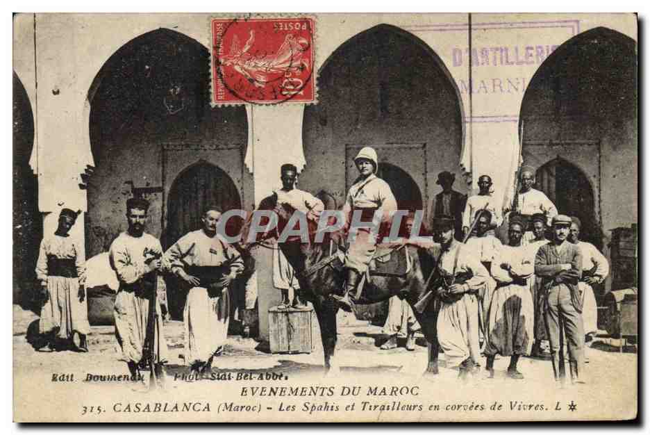 CPA Militaria Les evenements du Maroc Casablanca Les Spahis et tirailleurs en corvees de vivres