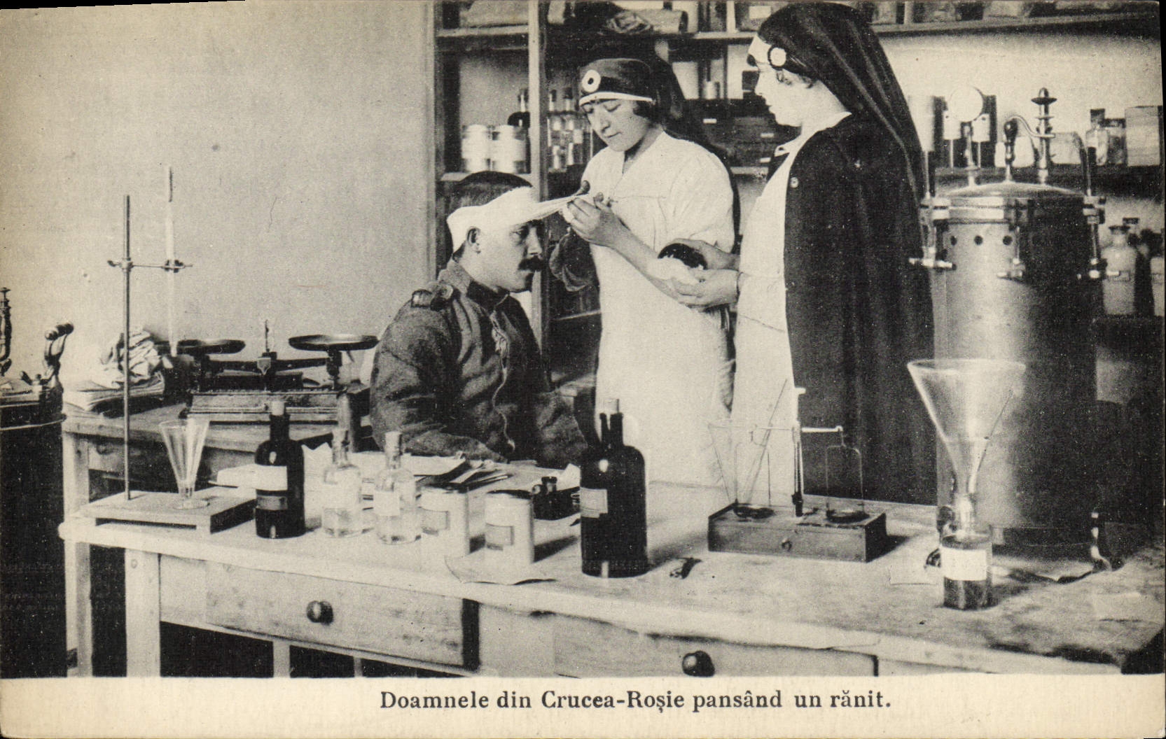 Doamnele din Crucea-Roșie pansând un rănit — laborator medical — carte postale