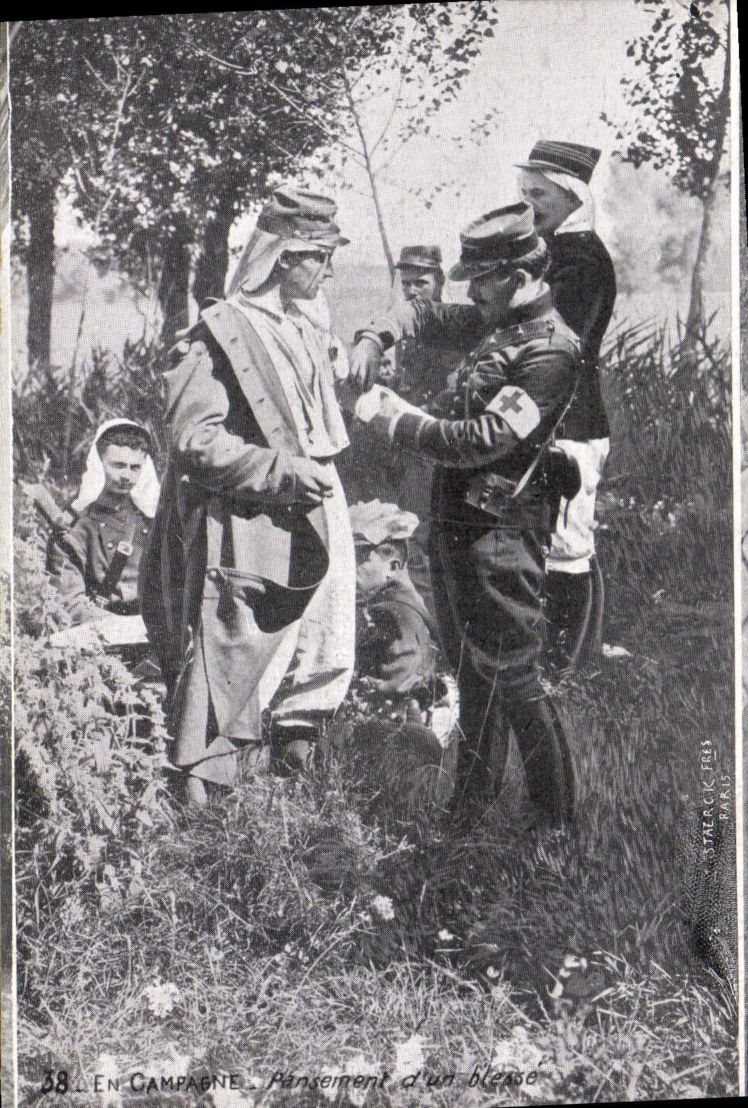 En Campagne — Pansement d'un blessé — Staleck Frères, Paris