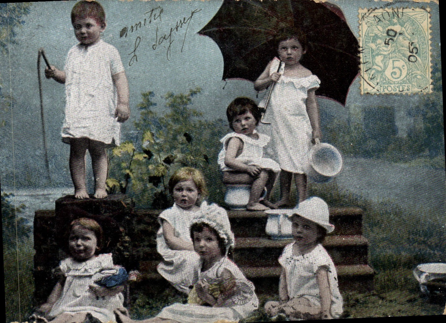 Enfants jouant à l'extérieur — scène de jardin — éditeur non identifié