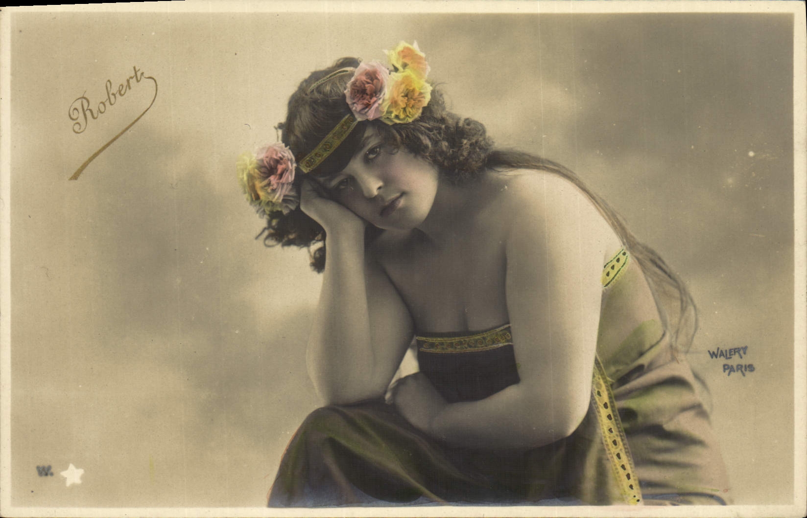 Jeune femme en robe orientale — couronne de fleurs — Walery Paris