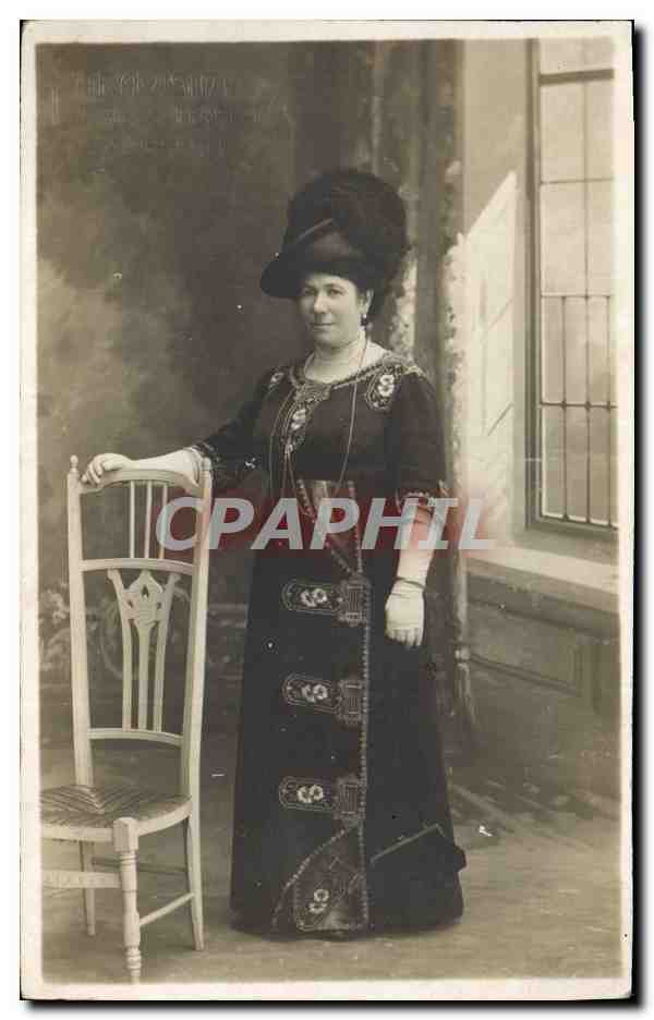 Femme en robe sombre et chapeau — studio — éditeur inconnu
