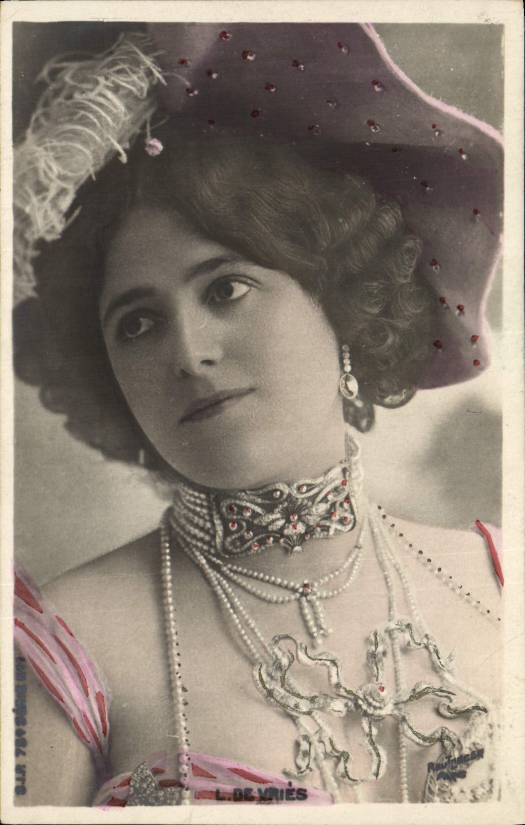 Retrato de mujer en traje elegante — L. DE VRIÈS — Rouen