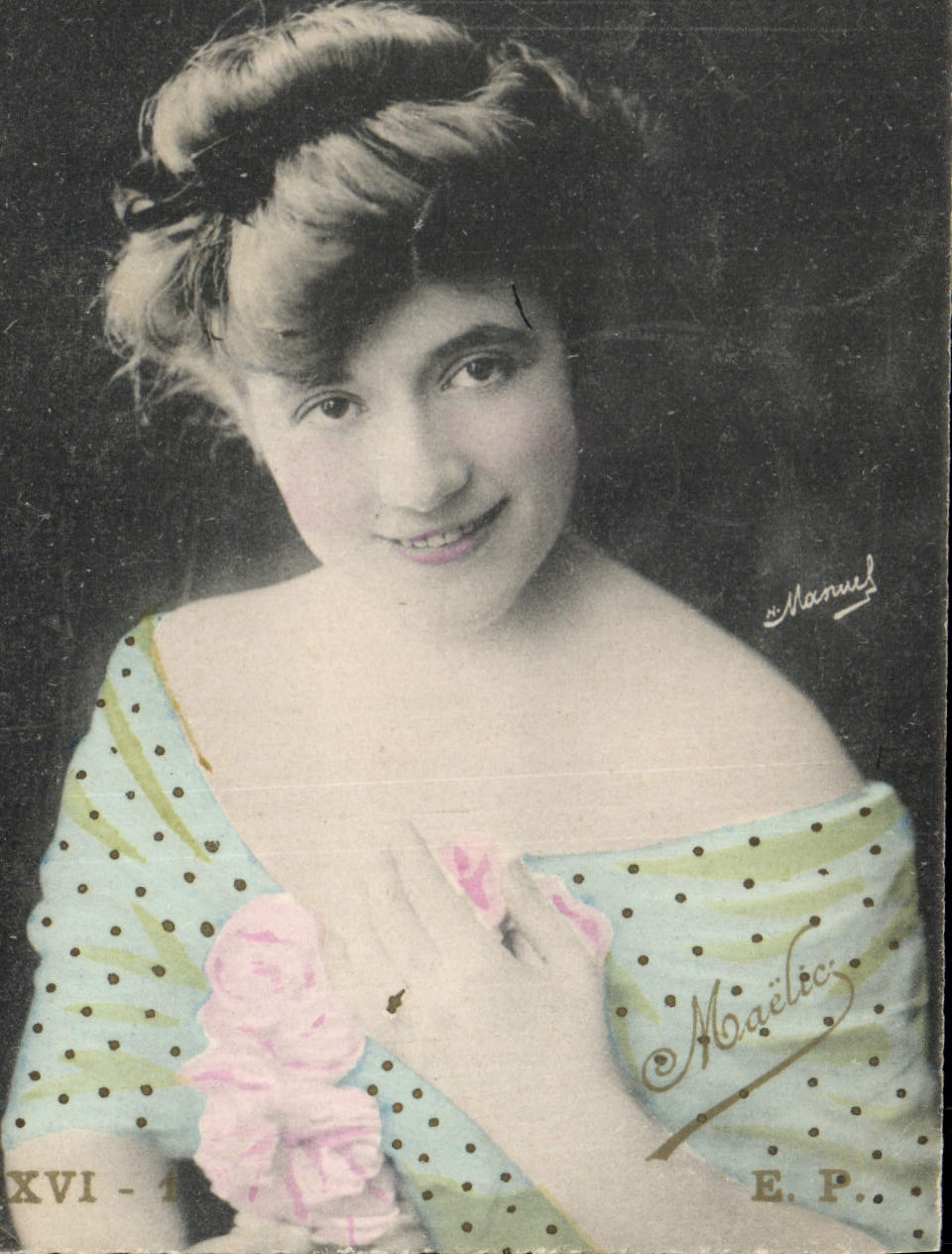 Jeune femme souriante — portrait — Maëlic E.P.
