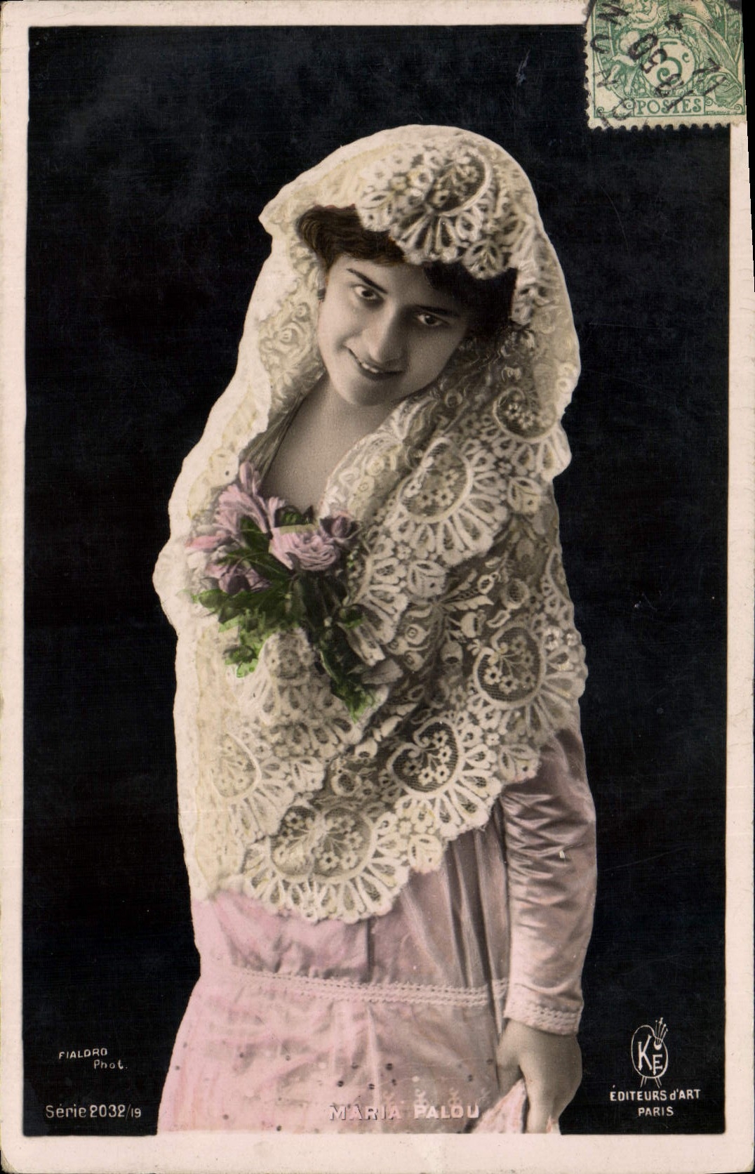 Maria Palou — jeune femme en voile brodé tenant un bouquet — Fialdro Phot. Série 2032/19, Éditeurs d'Art Paris