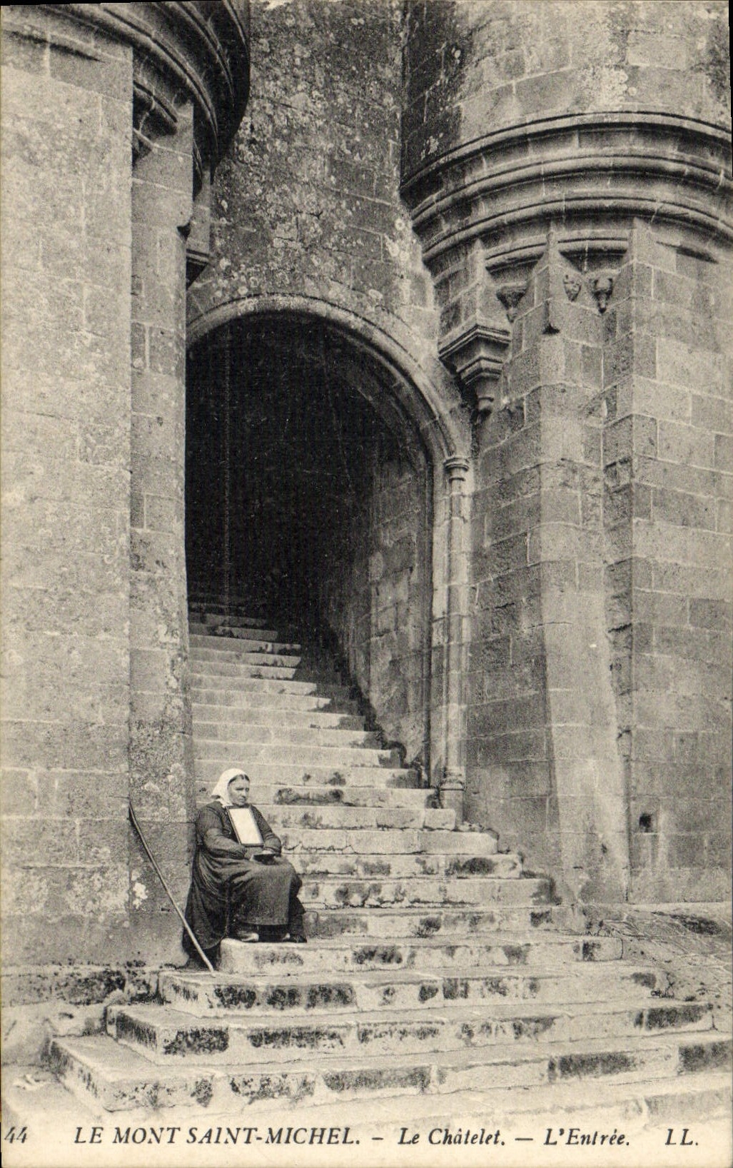 CPA Folklore Le Mont Saint Michel Le Chatelet L'entree Mendiante Mendiant