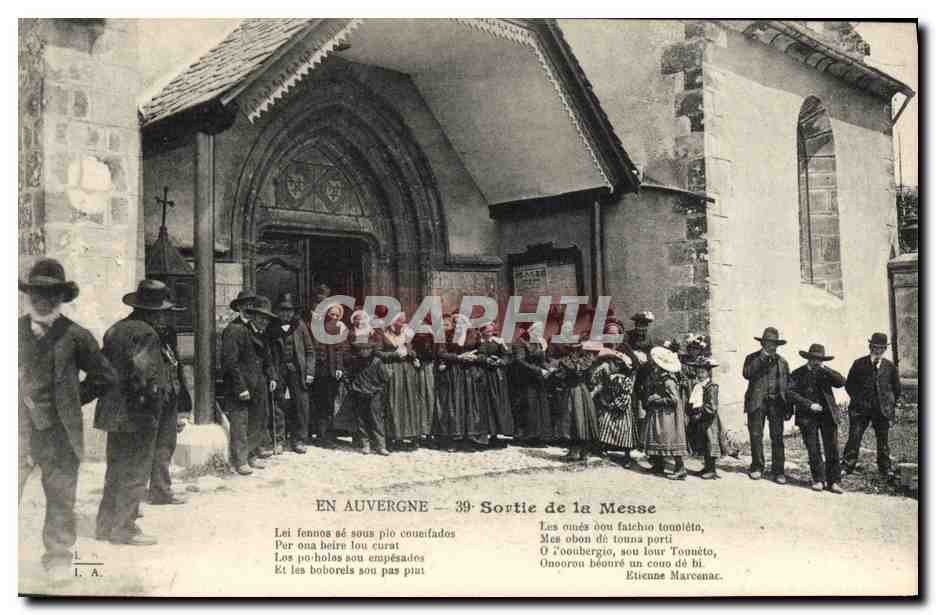 CPA Folklore Auvergne Sortie de la messe