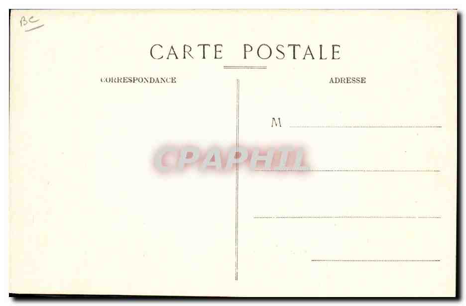 CPA Folklore Auvergne Sortie de la messe — Verso