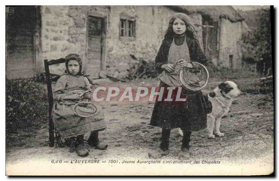 CPA Folklore Auvergne Jeunes Auvergnates confectionnant des Chapelets Chien