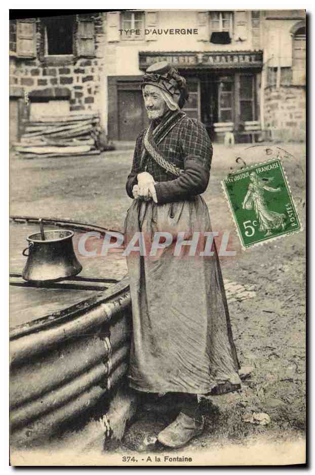 CPA Folklore Auvergne Femme A la fontaine