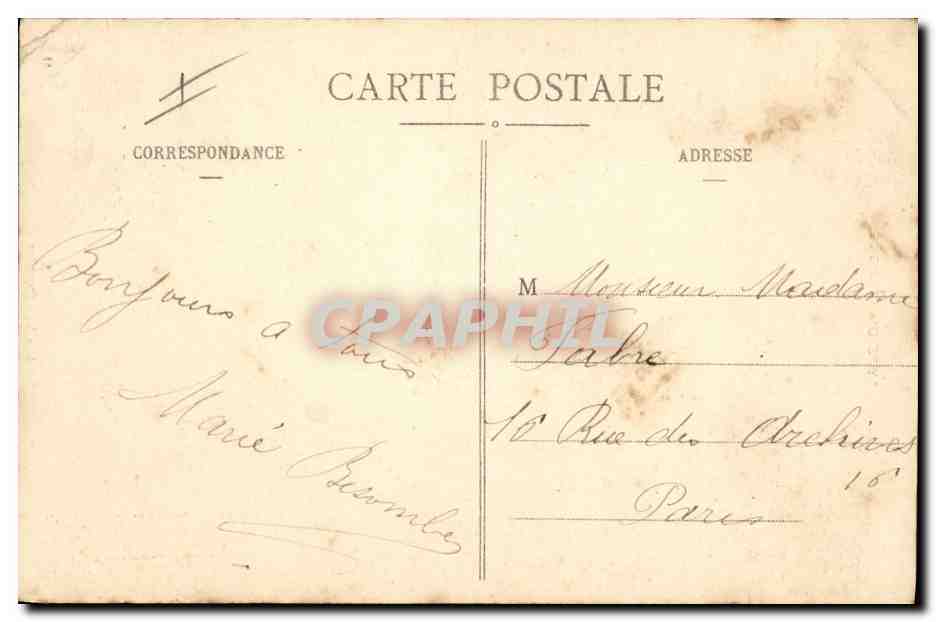 CPA Folklore Auvergne Femme A la fontaine — Verso