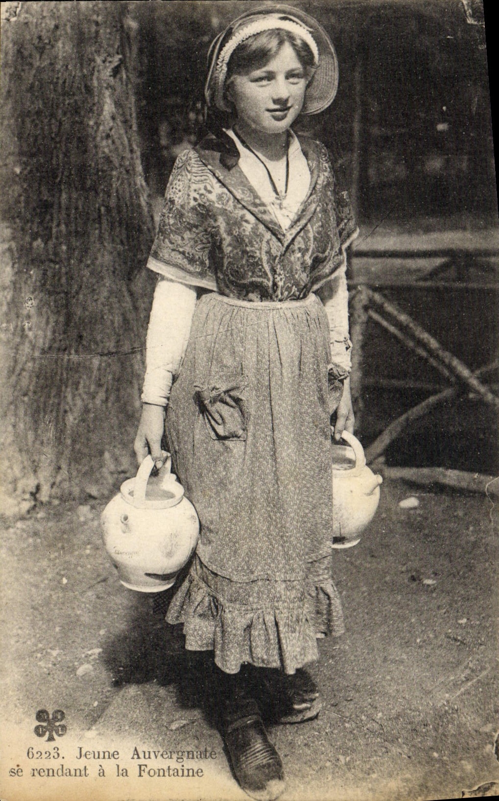 CPA Folklore Auvergne Jeune Auvergnate se rendant a la fontaine