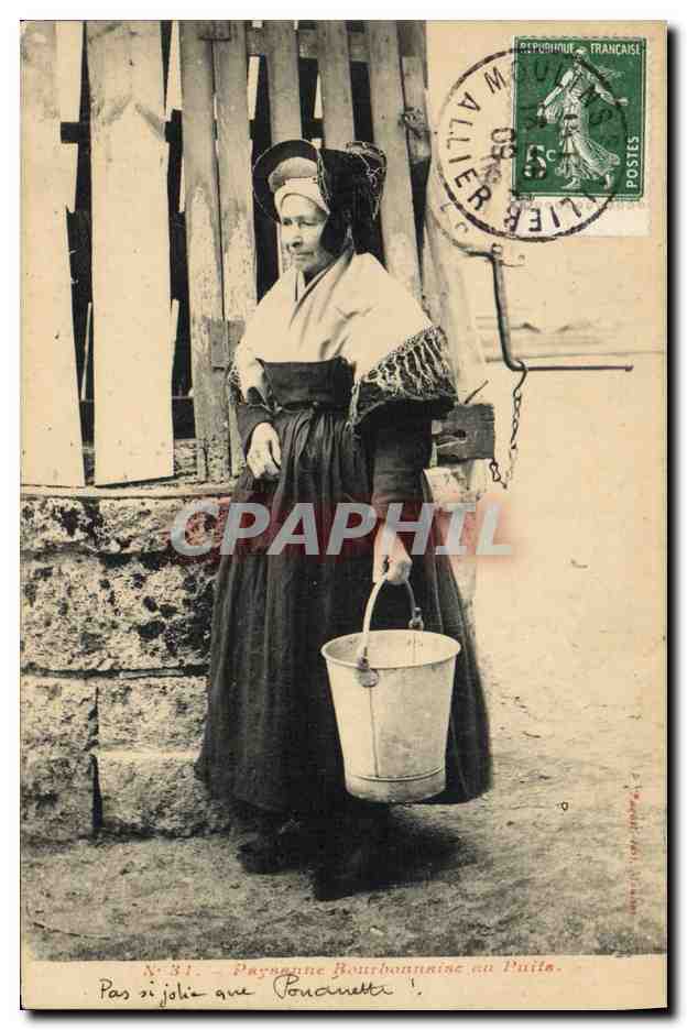 CPA Folklore Auvergne Paysanne Bourbonnaise au puits