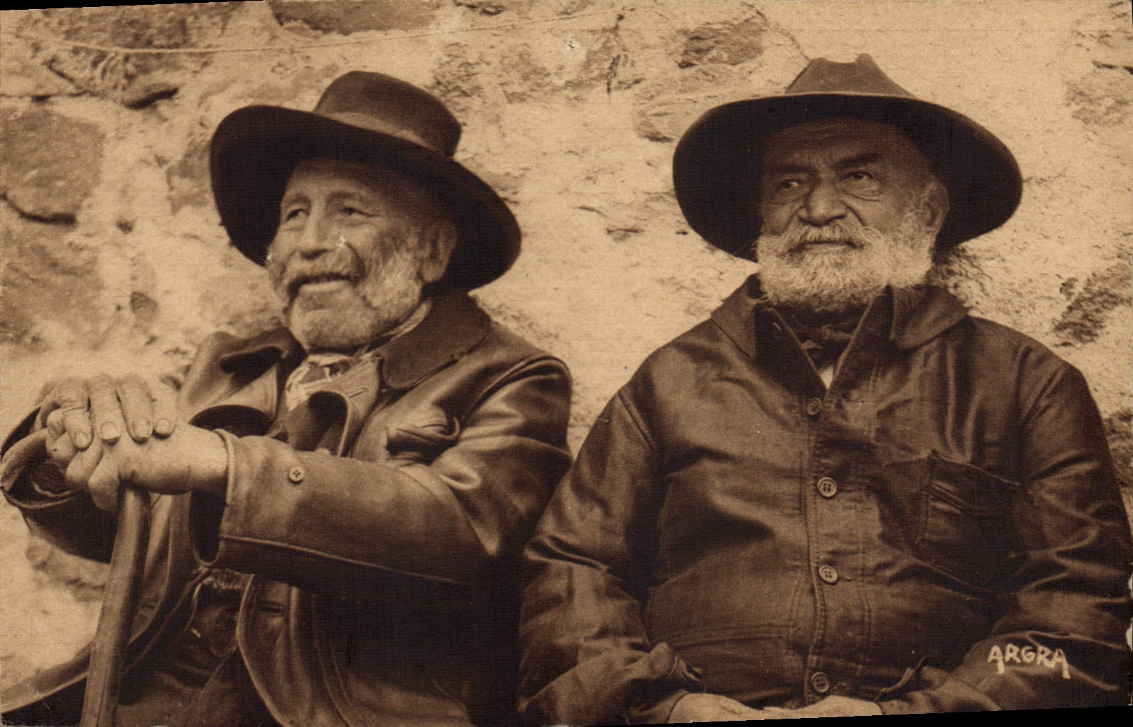 CPA Folklore Auvergne Cantal Deux Auvergnats