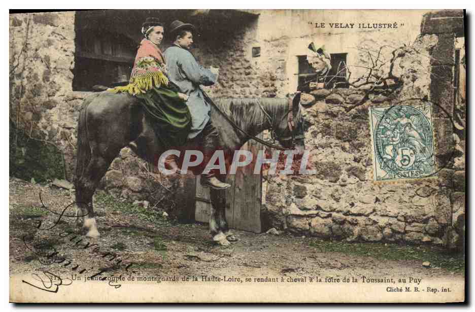 CPA Folklore Auvergne Le Velay Un jeune couple de montagnards de la Haute Loire se rendant a cheval a la foire de la Toussaint au Puy