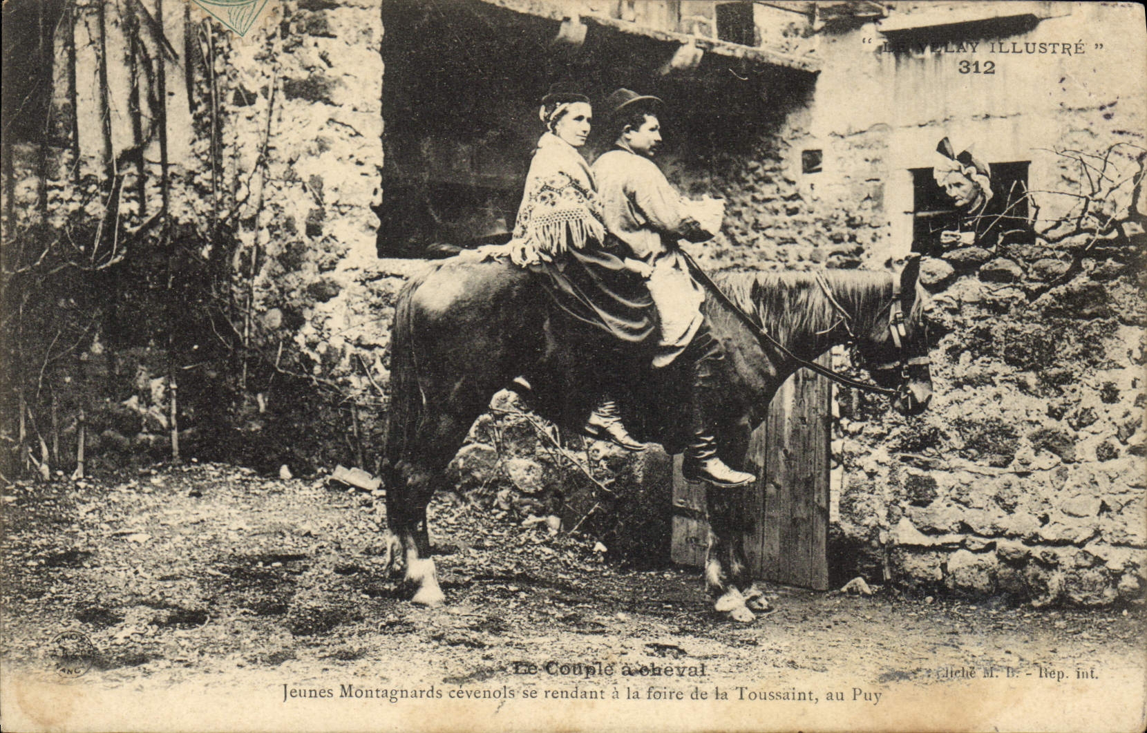 CPA Folklore Auvergne Le Velay Un jeune couple de montagnards de la Haute Loire se rendant a cheval a la foire de la Toussaint au Puy