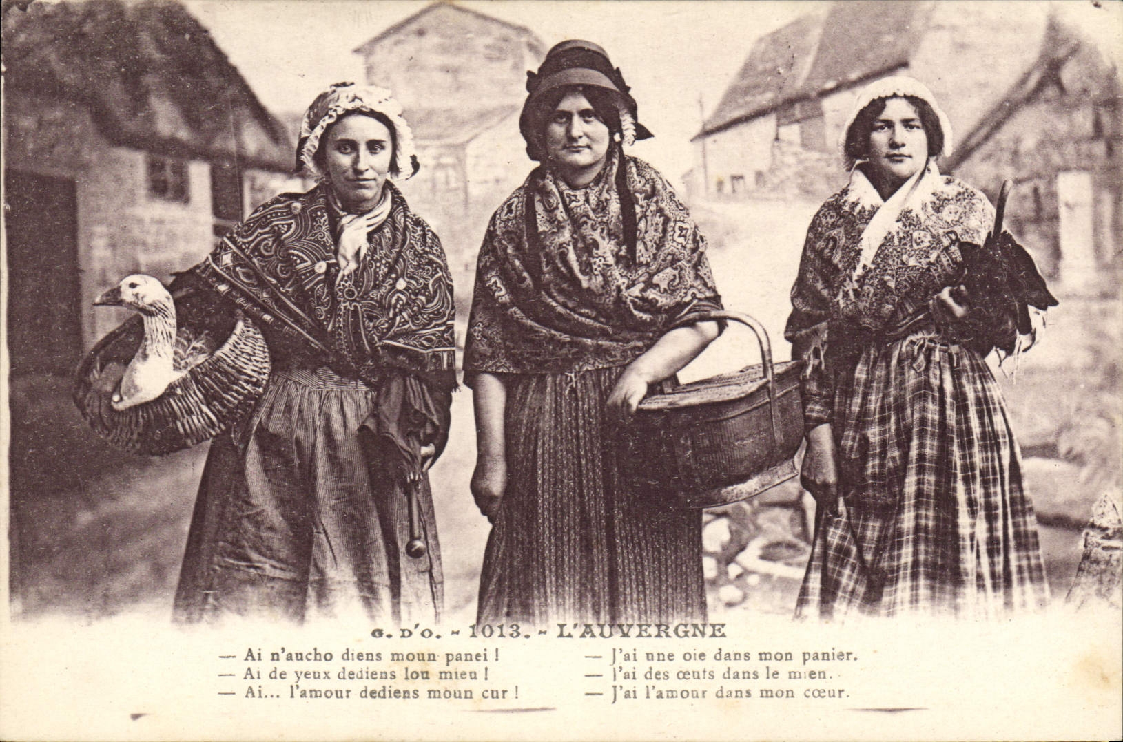 CPA Folklore Auvergne Femmes