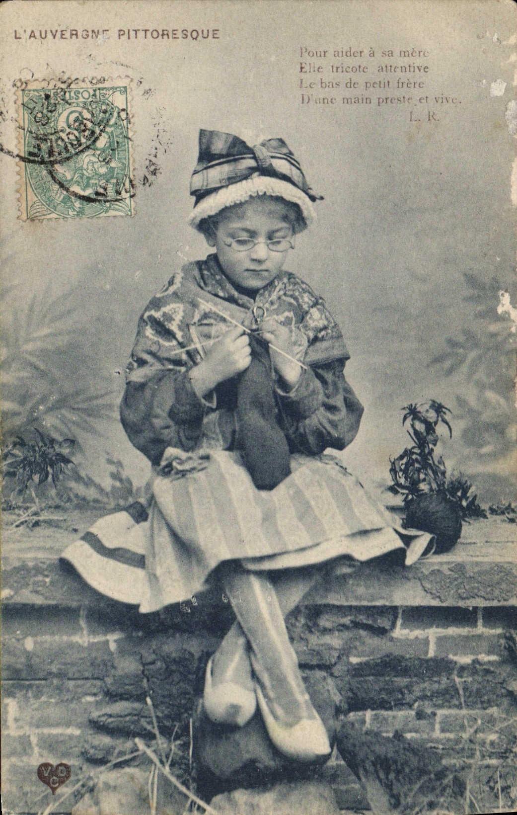 CPA Folklore Auvergne Enfant