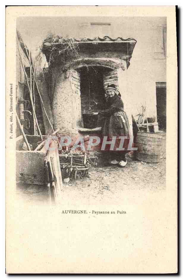 CPA Folklore Auvergne Paysanne au puits