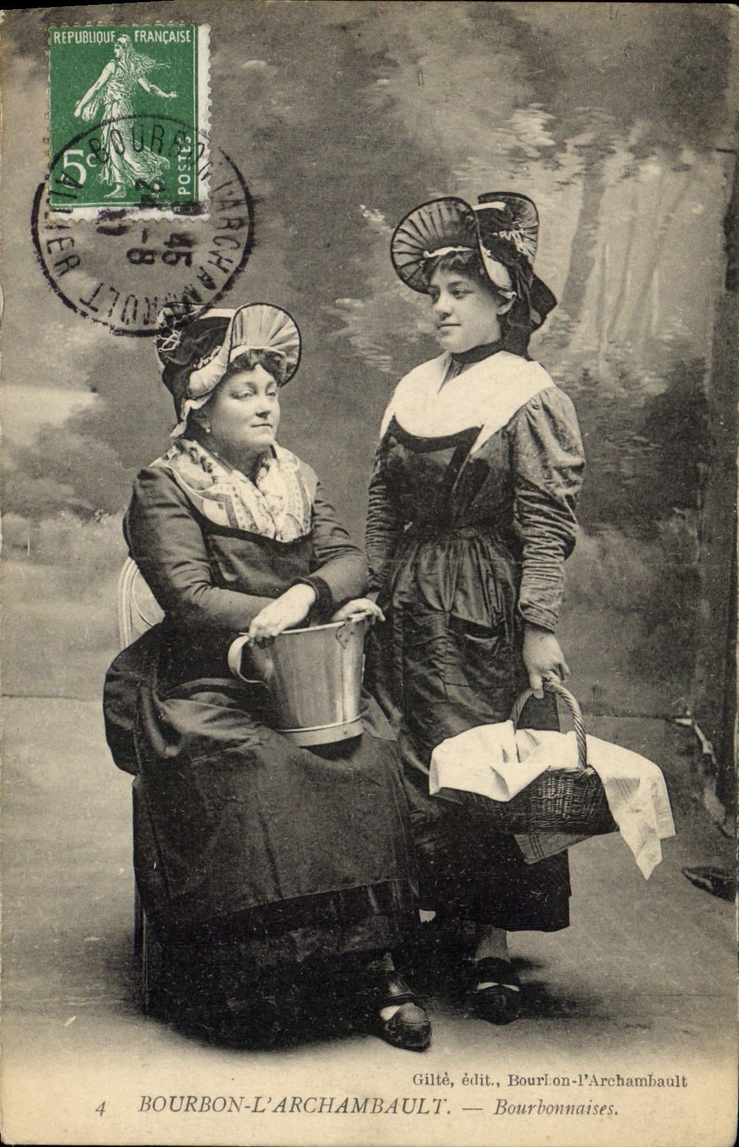 CPA Folklore Auvergne Bourbon l'Archambault Bourbonnaises